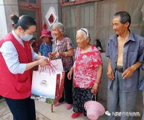 本报讯(       ) 6月24日下午孔繁森同志纪念馆的党员志愿者专程前往孔繁森同志的家乡&mdash;&mdash;堂邑镇五里墩村开展&ldquo;香飘万粽 端阳传情&rdquo;志愿服务活动[详细]