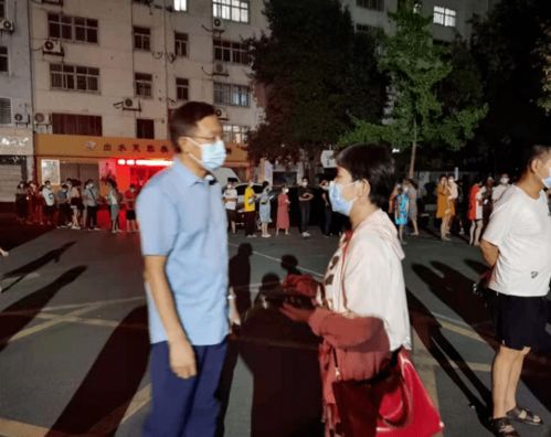 舒君到包联社区督导疫情防控工作