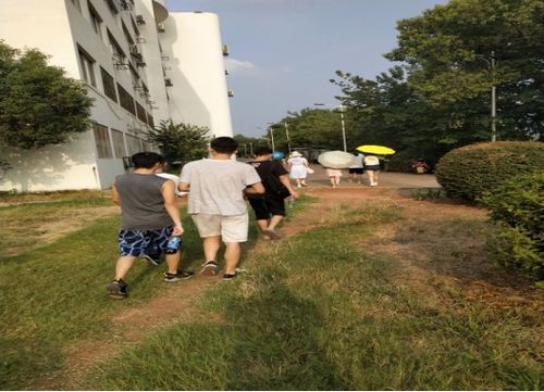 温馨家园迎新生 同志网上家园与三省园宿舍大扫除记